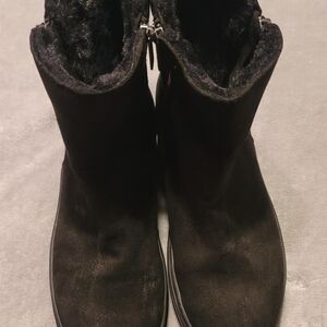 J/SLIDES Black Boots with Plush Lining Truly Suede Size 9